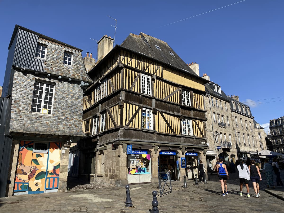 Rue pavée du centre historique de Dinan bordée de maisons anciennes
