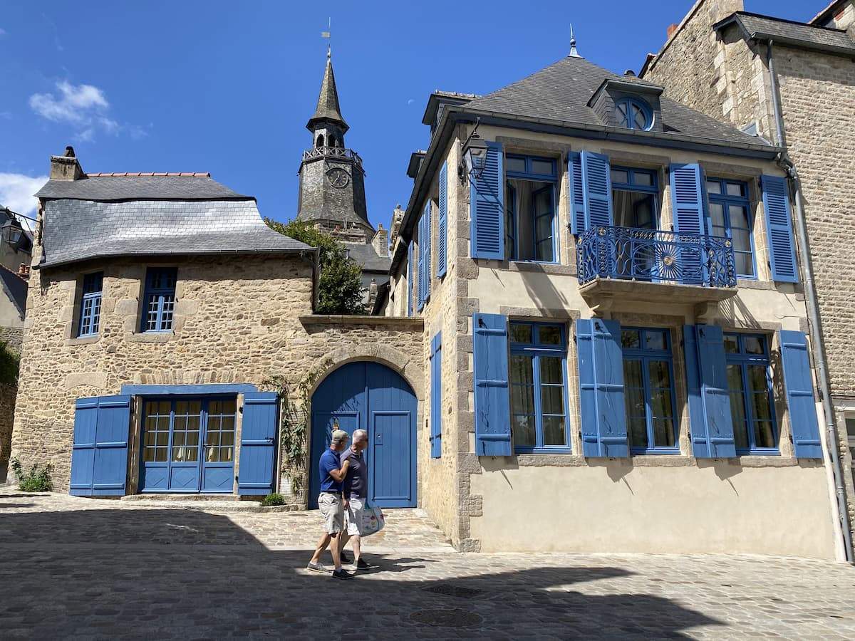 Place Saint-Sauveur dans le centre historique de Dinan
