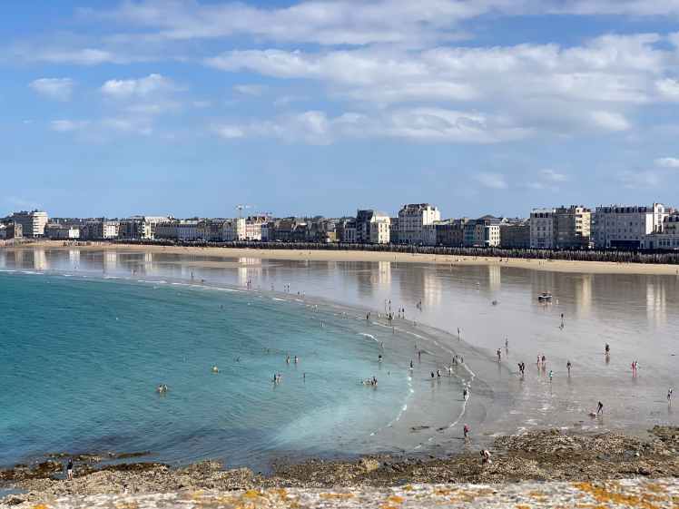 Grande plage du Sillon à Saint-Malo avec ses brise-lames en bois