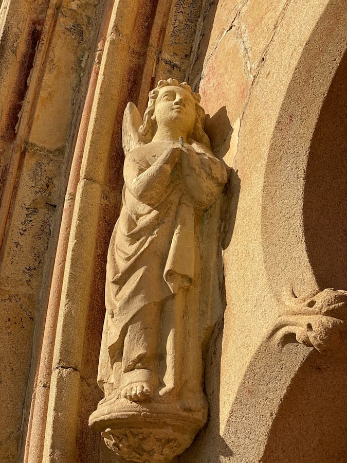 Sculpture du portail ouest de l'abbatiale de Paimpont en Bretagne