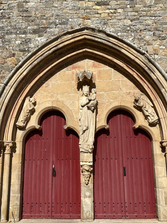 Portail ouest de l'abbaye de Paimpont en Bretagne