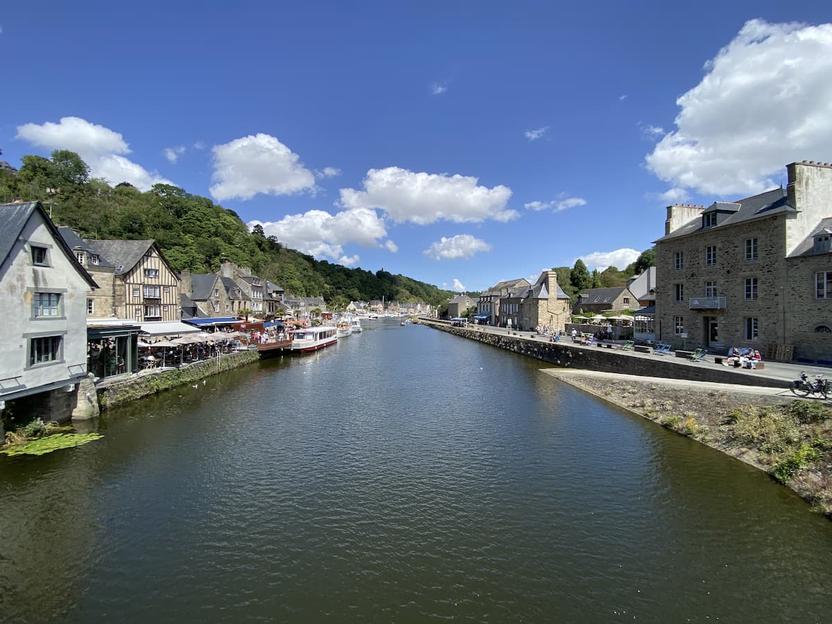 Quais du port de Dinan bordés de maisons et de bateaux