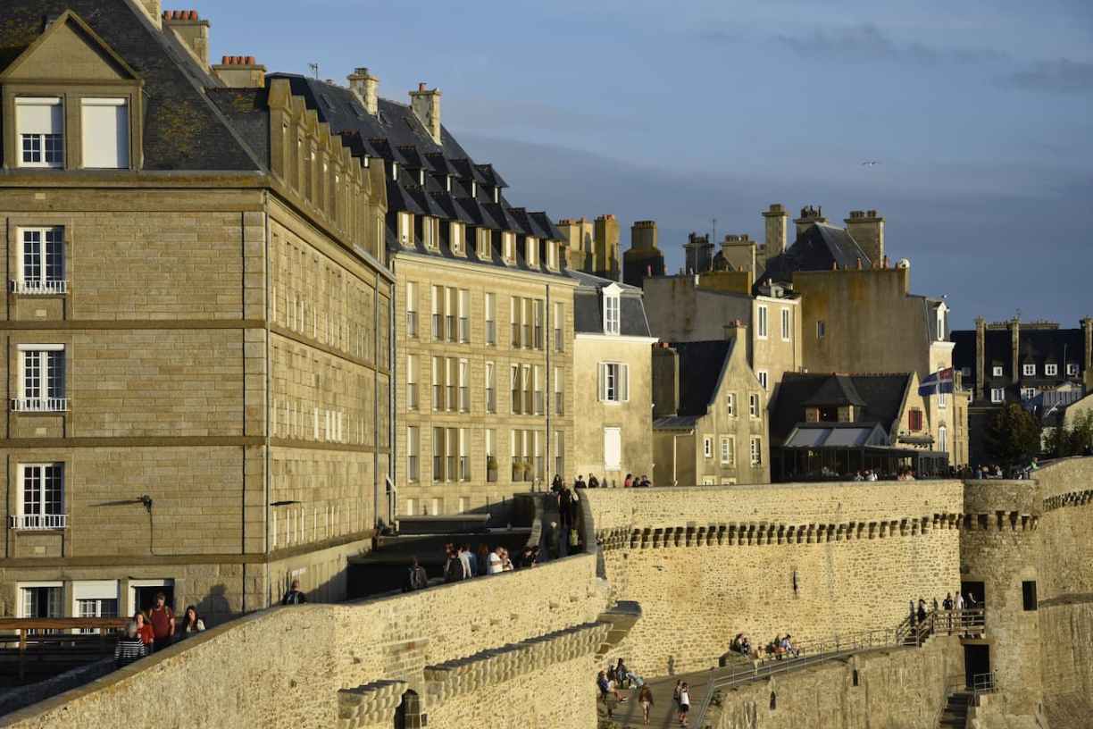 Les remparts de Saint-Malo au coucher du soleil