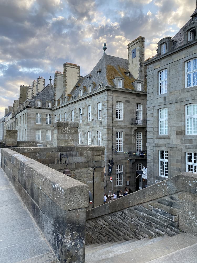 Les rempart des Saint-Malo en fin de journée