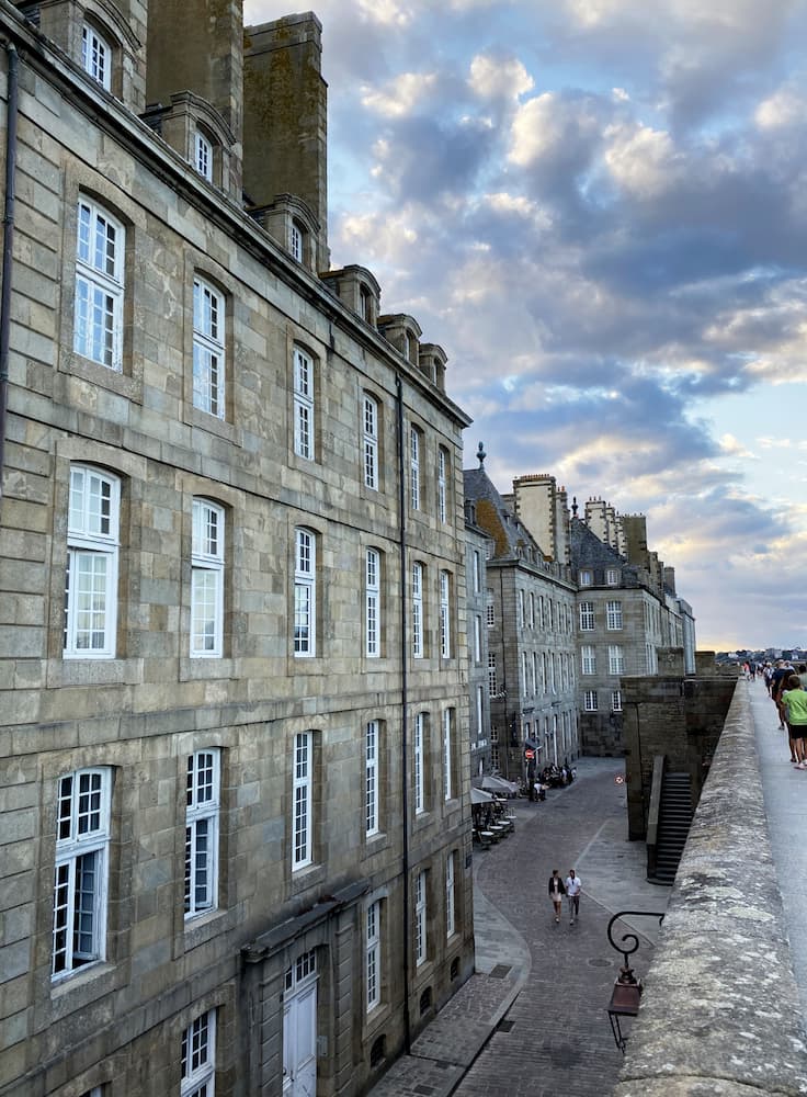 Maisons de granit de Saint-Malo intra-muros face à la mer