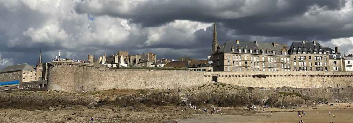 Les remparts de Saint-Malo et la tour Bidouane, ancienne poudrière de la ville fortifiée.
