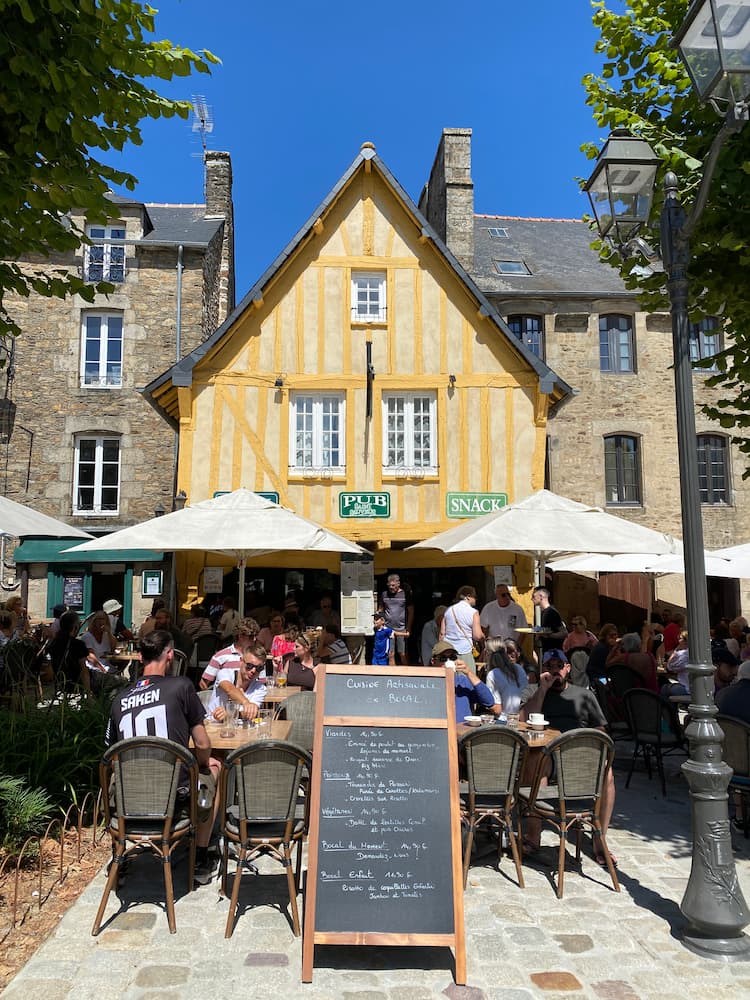 Restaurant de la place Saint-Sauveur au pied de la balisique