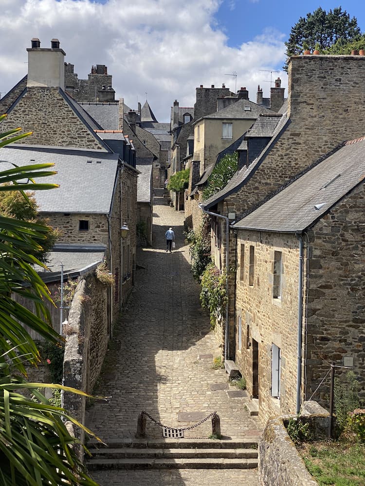 Rue tranquille de Dinan à l'écart des artères touristiques