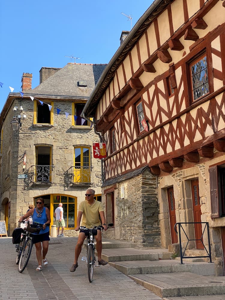Rue piétonne derrière le château de Josselin