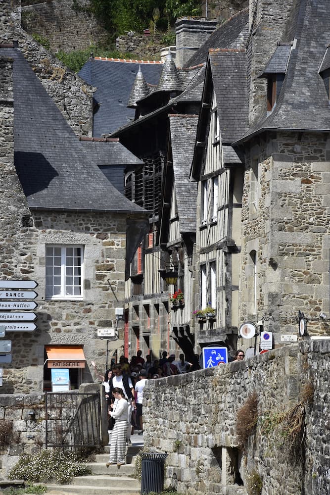 Rue du Jerzual pavée bordée de maisons anciennes à Dinan