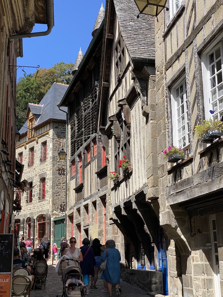 Rue du Jerzual pavée bordée de maisons anciennes à Dinan