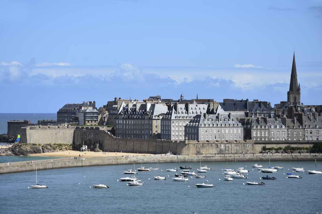 Remparts de Saint-Malo dominant la baie à marée basse