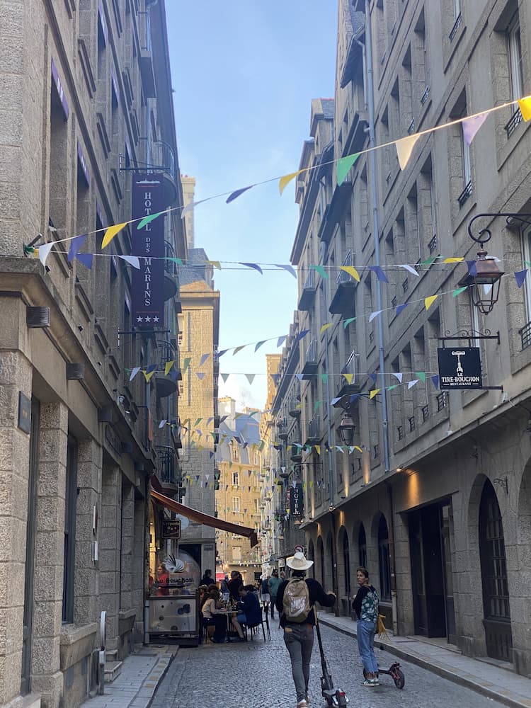 Ruelles et maisons en granit de la cité corsaire de Saint-Malo