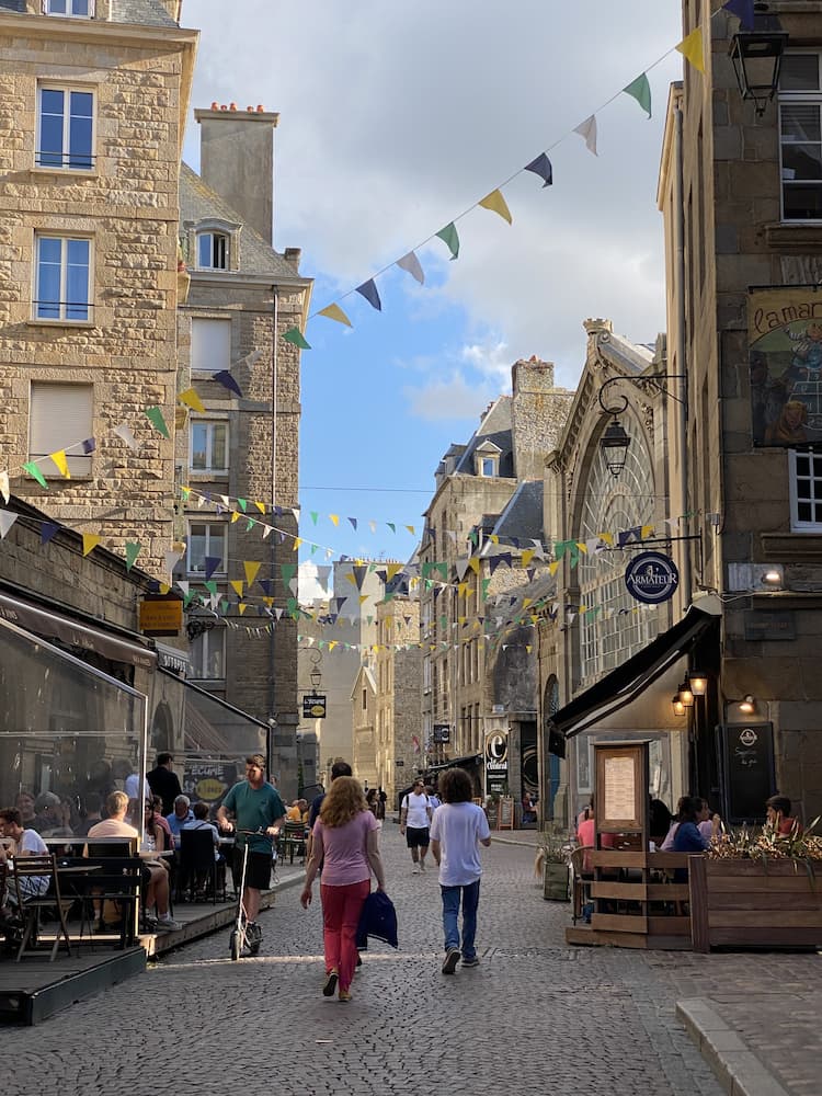 Rue pavée bordée de maisons en granit dans la cité Intra-Muros de Saint-Malo