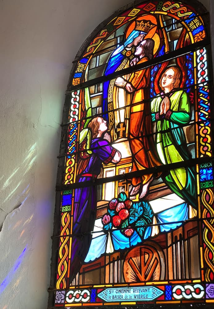 Vitrail consacré à Sainte-Onenne dans l’église du Graal de Tréhorenteuc