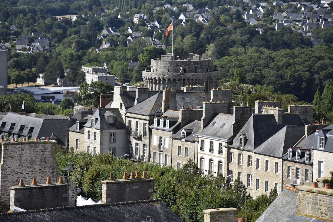 Promenade sur les remparts de Dinan avec vue sur la ville
