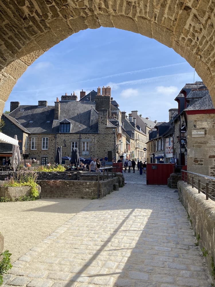 Place devant le château de Fougères