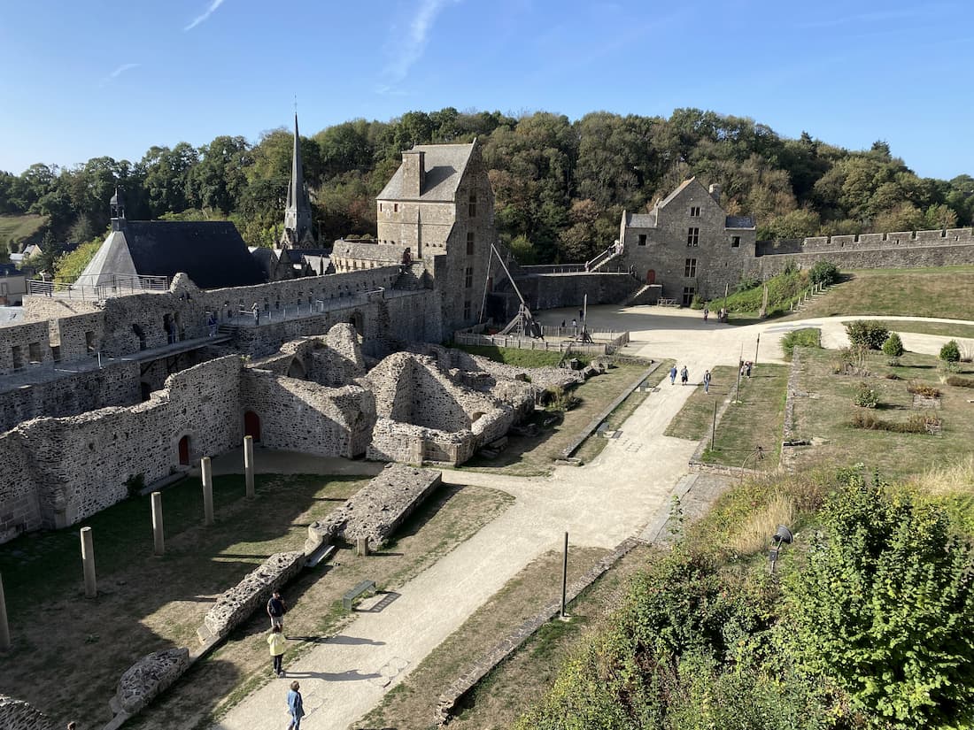 Cour entourée des remparts du château