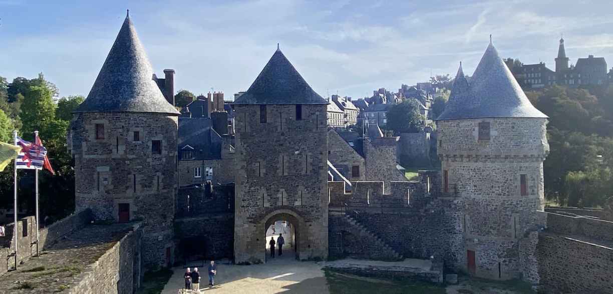 Tours et entrée du château de Fougères en Bretagne