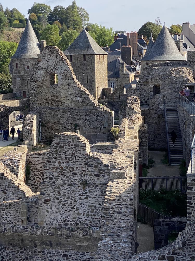 Ruines de la demeure seigneuriale du château