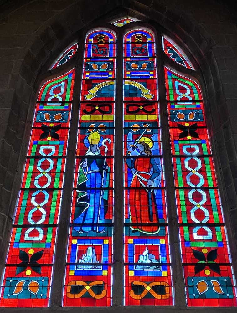 Vitrail contemporain de François Lorin dans l'église Saint-Léonard de Fougères