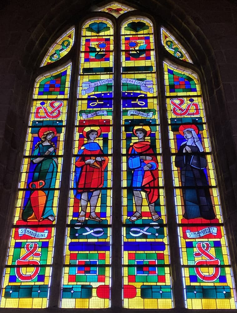 Vitrail contemporain de l'église Saint-Léonard à Fougères