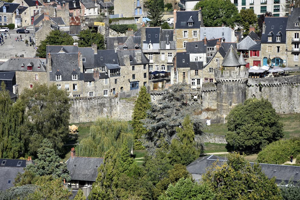 Vieille ville de Fougères derrière les remparts