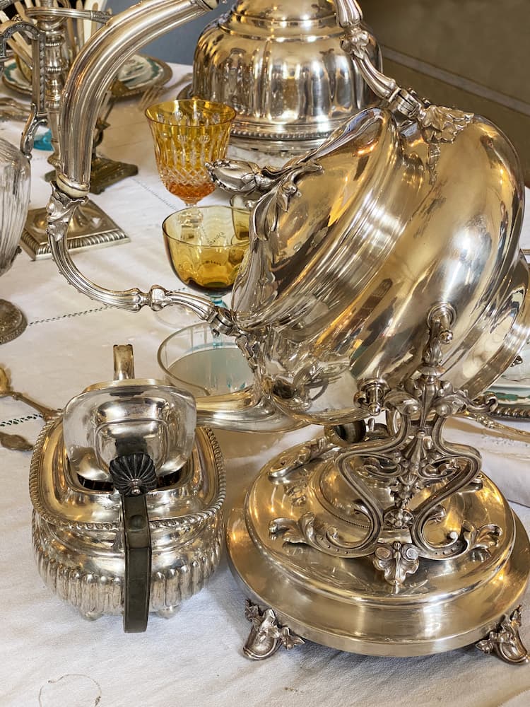 Service de table en argent présenté dans la salle à manger de la Ville Bague