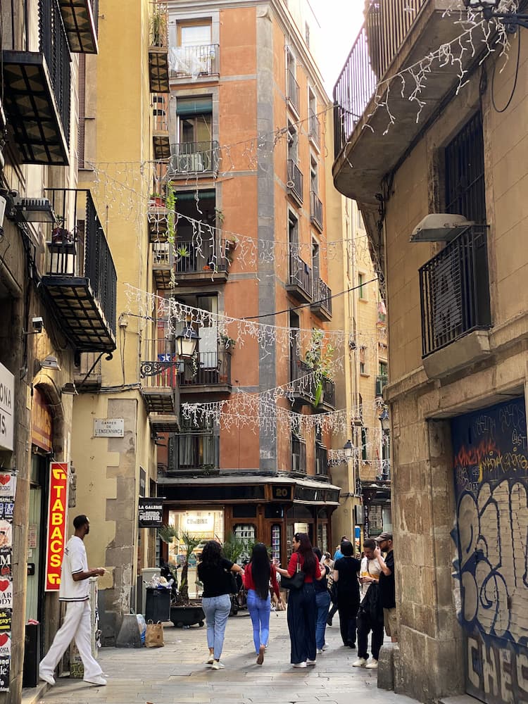 Ruelle étroite du quartier gothique dans le centre historique de Barcelone