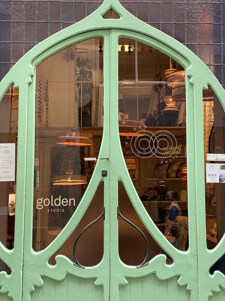 Porte décorative aux formes organiques inspirées de l’architecture de Gaudí