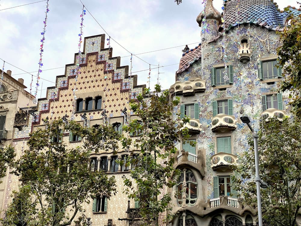Façade colorée de la Casa Batlló, œuvre moderniste d’Antoni Gaudí à Barcelone