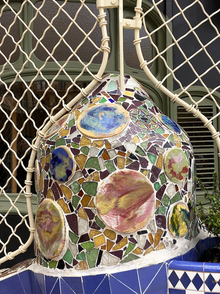 Détail de la décoration imaginée par Gaudi