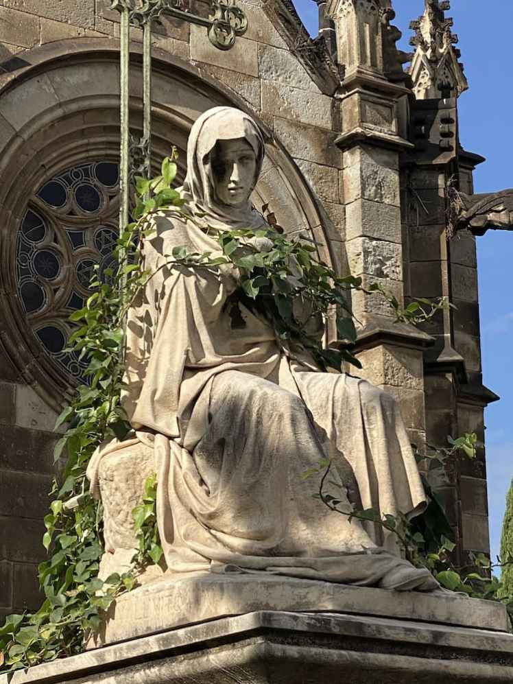 Monument funéraire sculpté au cimetière de Poblenou à Barcelone