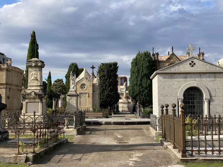 Allée du Cementiri de Poblenou, cimetière historique de Barcelone