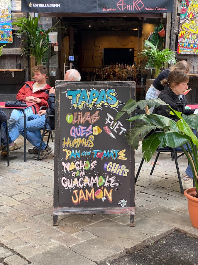 Restaurant de tapas dans une rue du quartier El Born à Barcelone