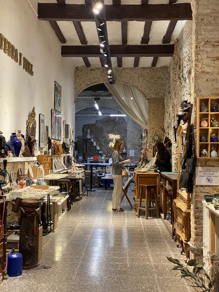 Boutique de céramique artisanale dans le quartier El Born à Barcelone
