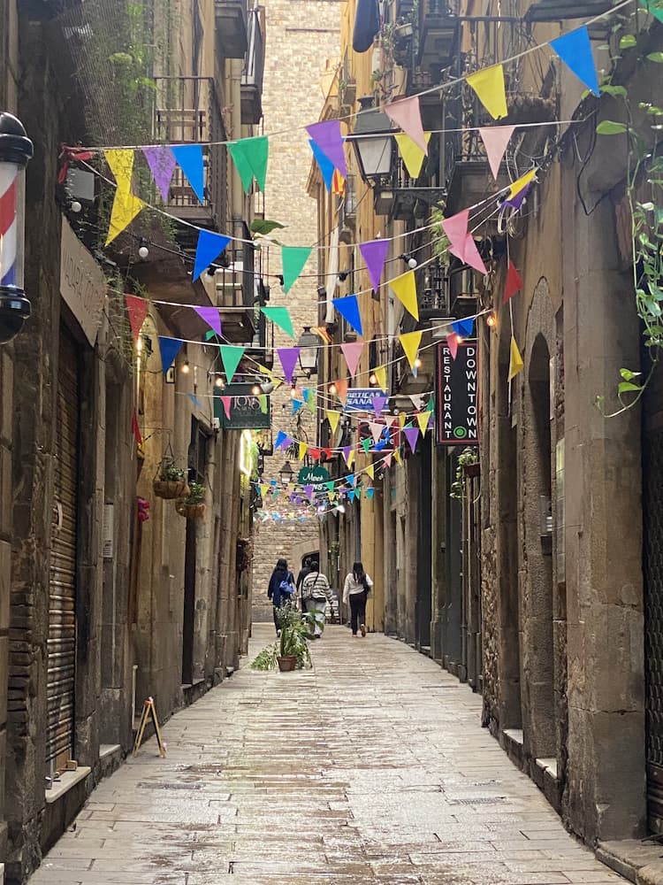 Ruelles du quartier El Born bordées de bâtiments anciens