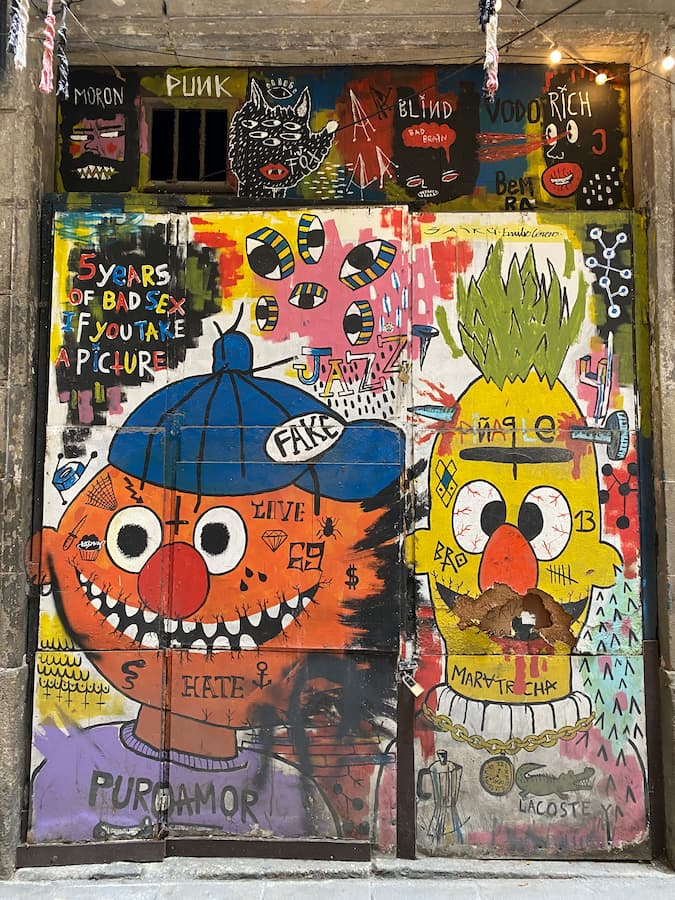 Street art peint sur les rideaux métalliques des boutiques d’El Born