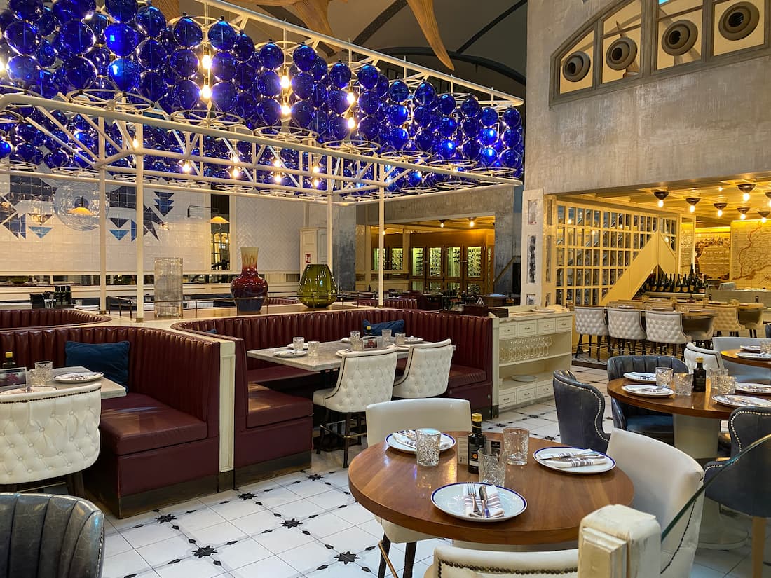 Espace de restauration à l’intérieur d’El Nacional sur le Passeig de Gràcia
