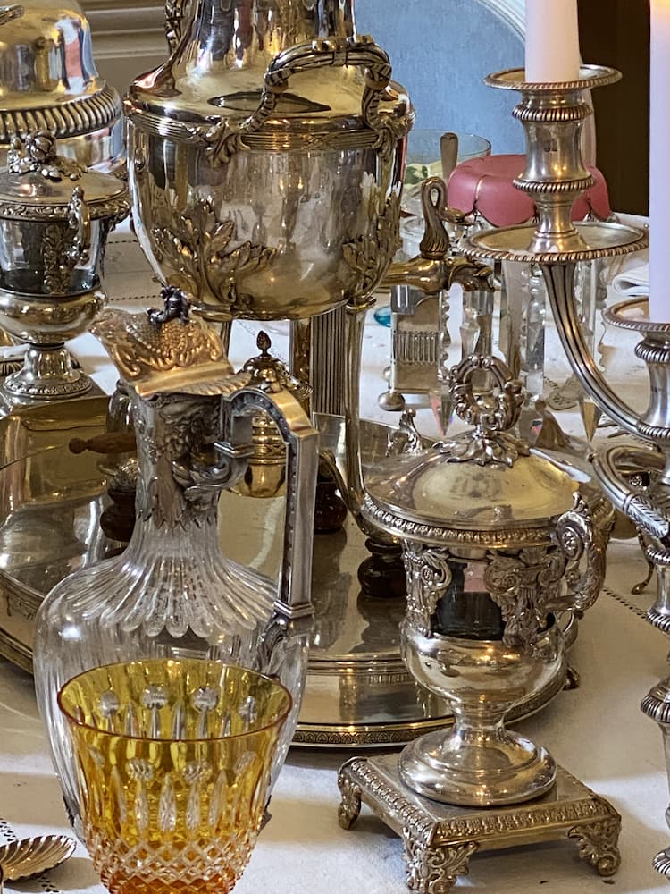 Arts de la table dans la salle à manger de la malouinière de la Ville Bague