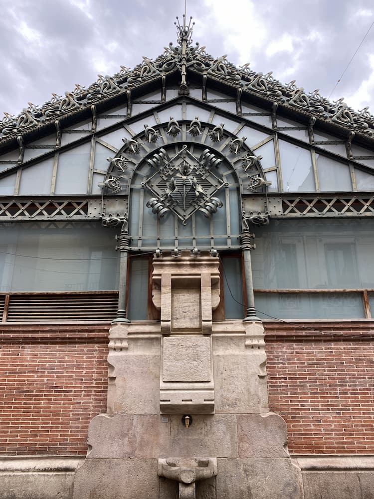 Façade du Mercat de la Llibertat dans le quartier de Gràcia à Barcelone