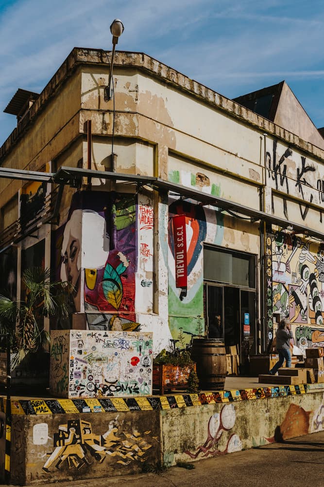 Fresques murales de la Nau Bostik dans le quartier de La Sagrera à Barcelone © Consorci de Turisme de Barcelona Leo Croma