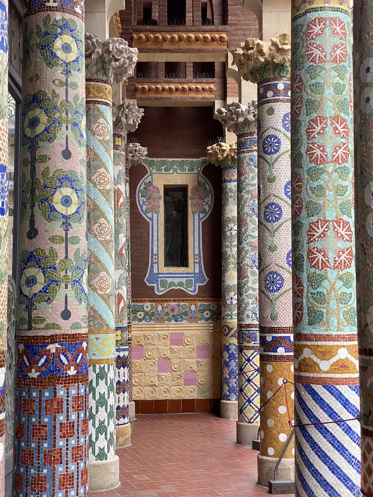 Balcon orné de sculptures et de mosaïques au Palau de la Música Catalana