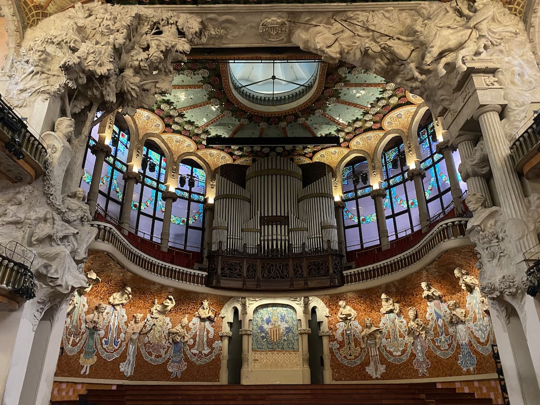 Salle de concert du Palau de la Música Catalana et sa verrière colorée