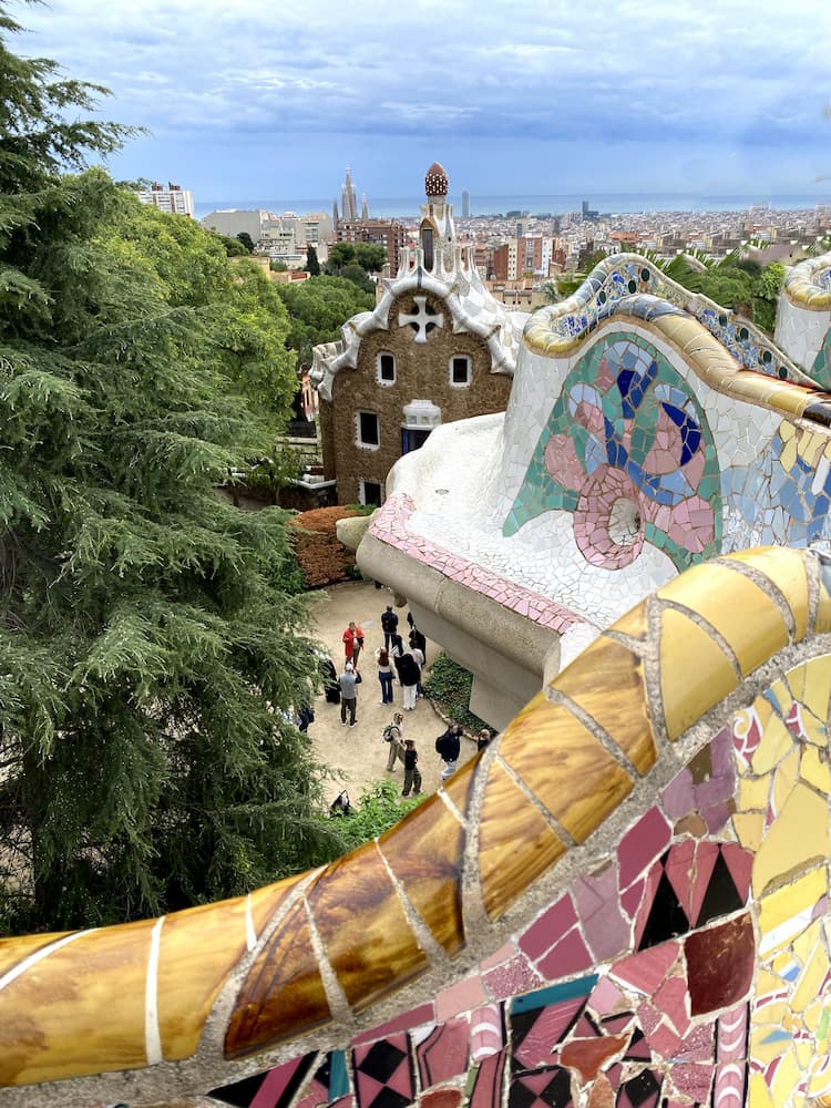 Banc ondulé recouvert de mosaïques sur la Plaça de la Natura du parc Güell