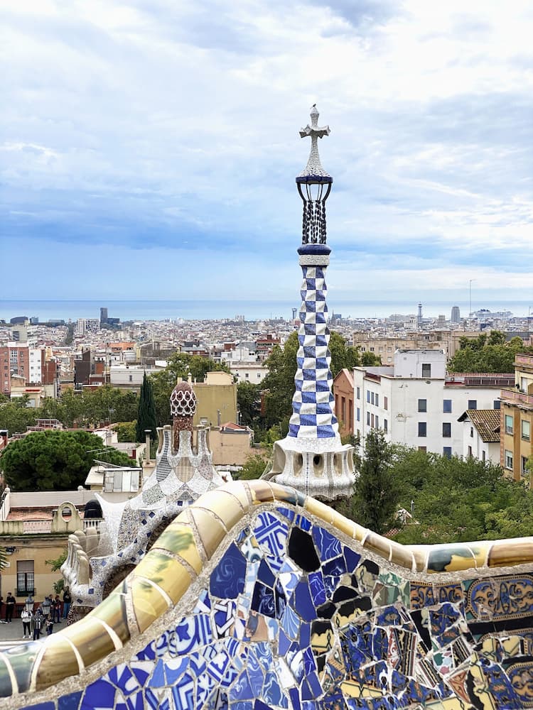 Architecture colorée et mosaïques du parc Güell imaginé par Antoni Gaudí