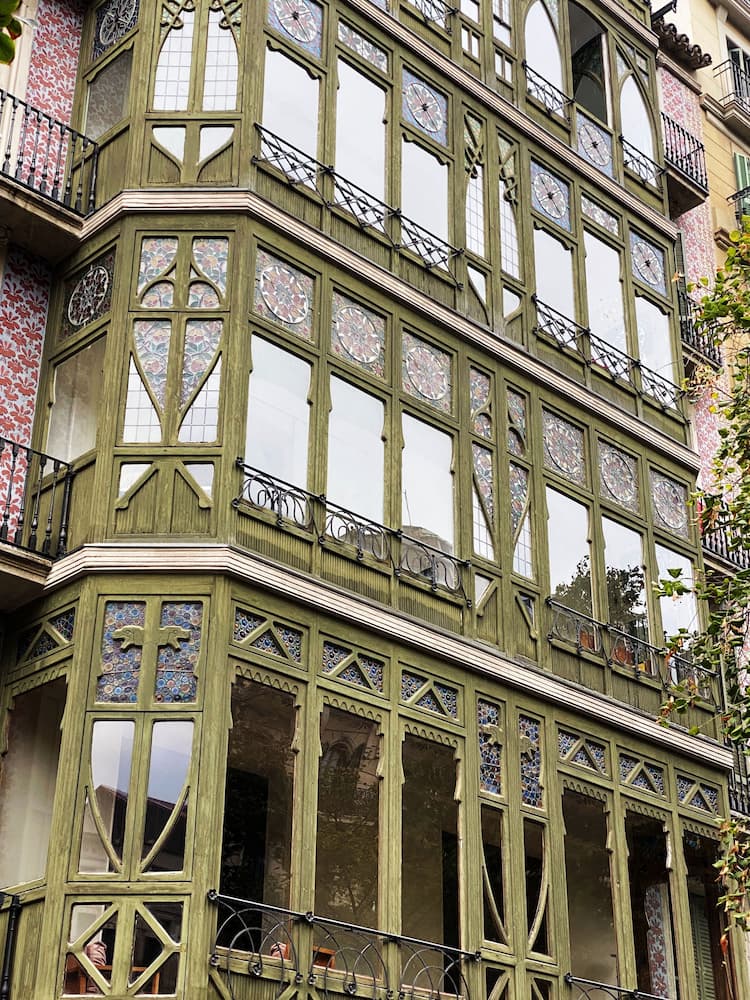 Façade avec bow-windows sur Passeig de Gràcia