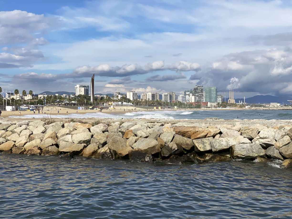 Plage de Nova Icaria sur le littoral de Barcelone