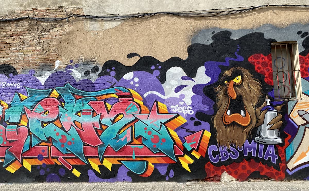 Œuvre de street art dans une rue près du Carrer del Taulat, à Poblenou