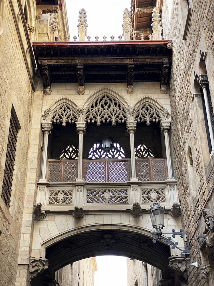 Pont del Bisbe reliant deux bâtiments du quartier gothique de Barcelone